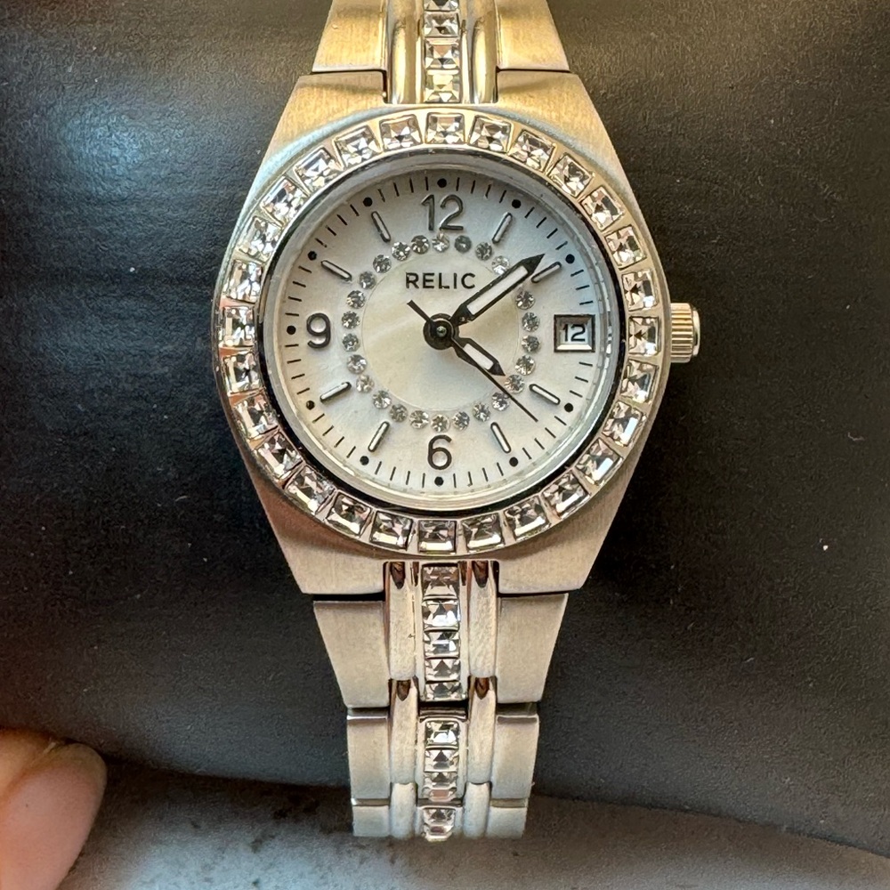 Women’s relic by fossil analog dress queen Court watch ZR11788 – H 33